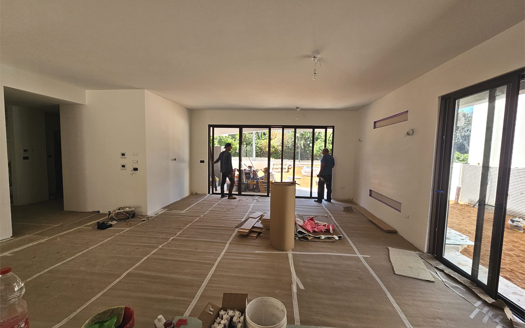 חלל בית פרטי בשיפוץ עם ויטרינות אלומיניום ועבודת התקנה, תמונה 2