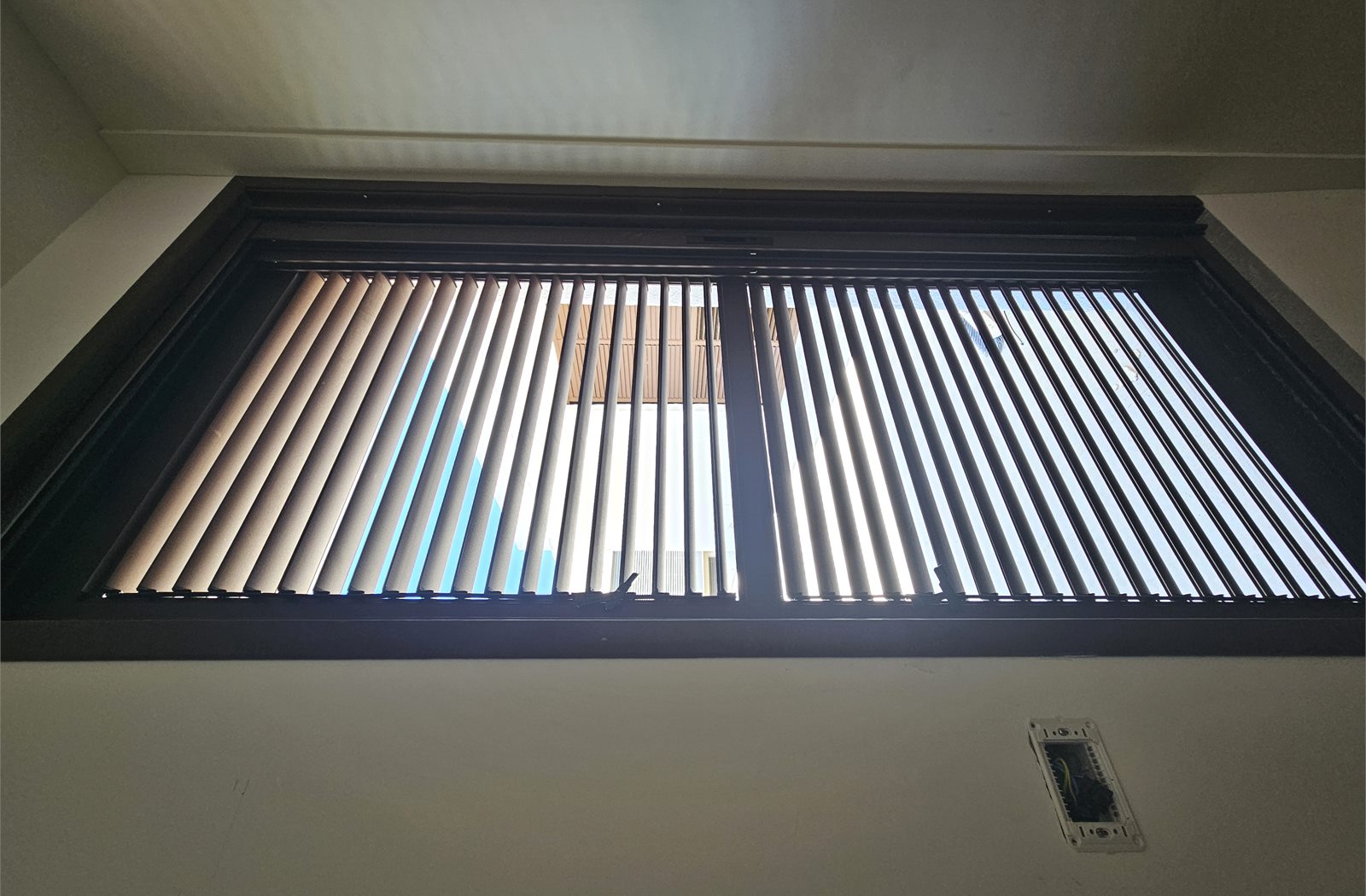 חלון רפפה מאלומיניום כהה בתוך חדר בשיפוץ, תמונה 4